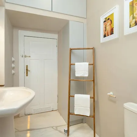 Spacious And Bright With Balcony Near Mtp By Renters Poznaň