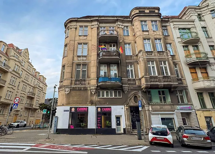 Апартаменти Spacious And Bright With Balcony Near Mtp By Renters Познань