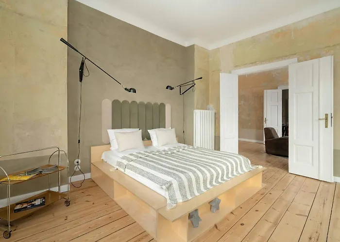 Апартаменти Spacious And Bright With Balcony Near Mtp By Renters Познань