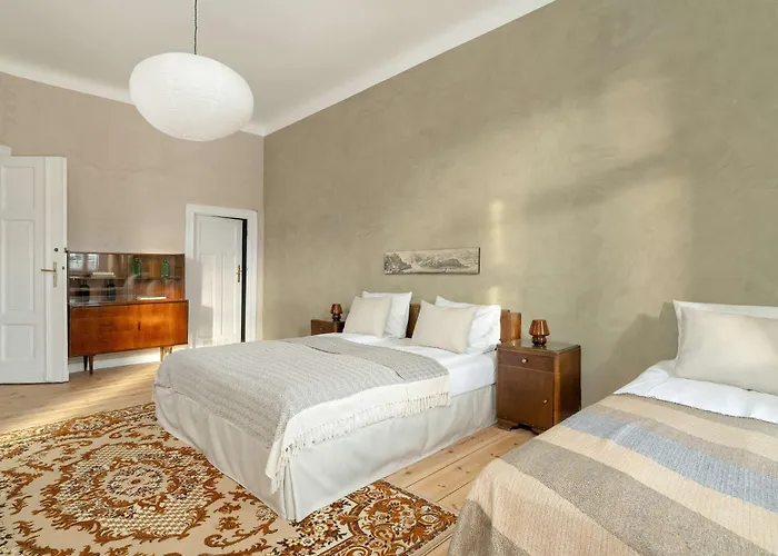 Spacious And Bright With Balcony Near Mtp By Renters *