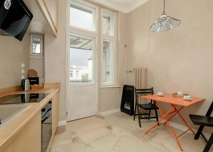 Апартаменти Spacious And Bright With Balcony Near Mtp By Renters Познань