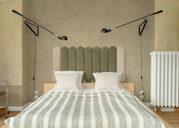 Spacious And Bright With Balcony Near Mtp By Renters *