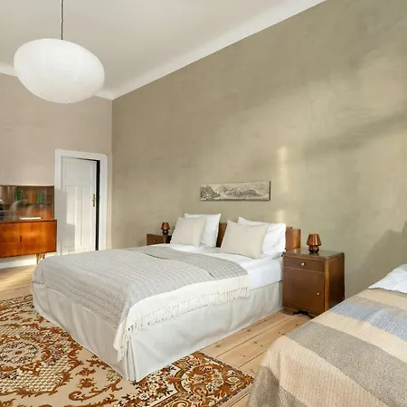 Spacious And Bright With Balcony Near Mtp By Renters *