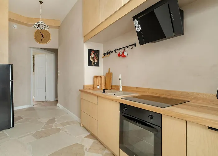 Spacious And Bright With Balcony Near Mtp By Renters *